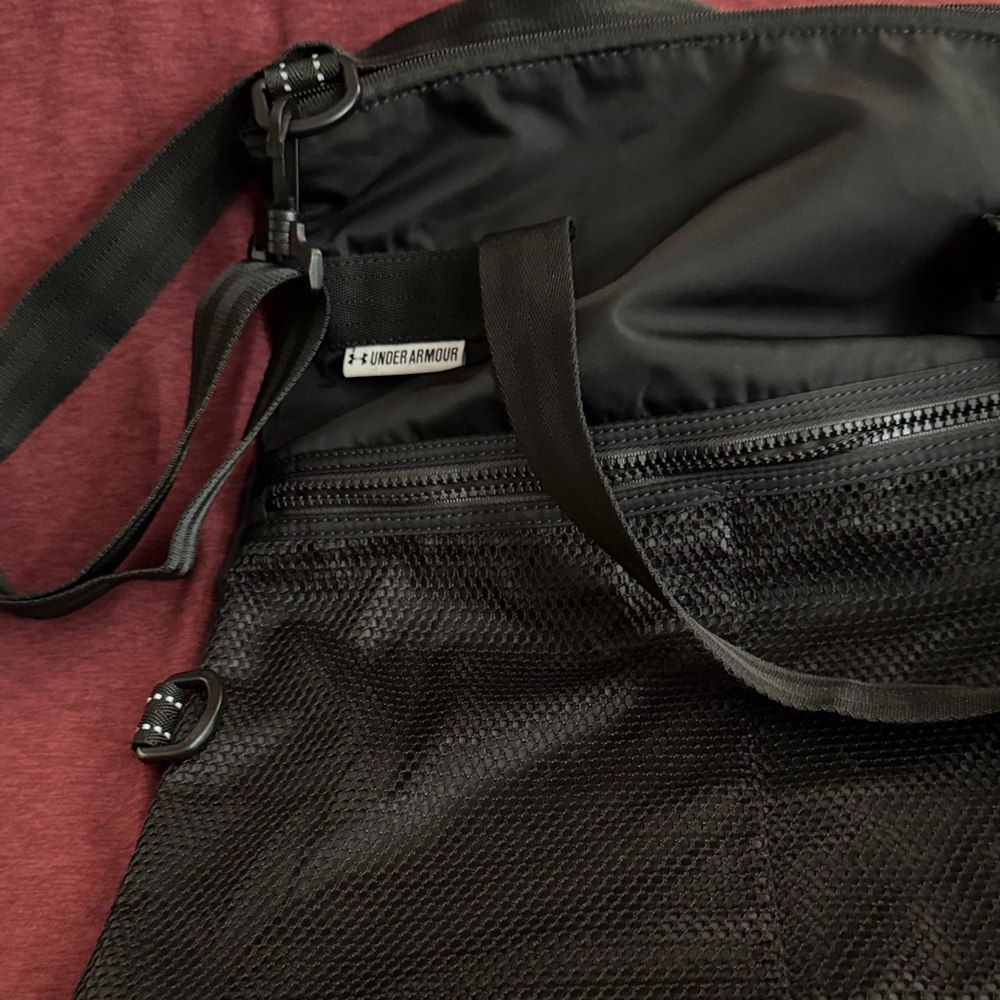 Under Armour Black Mesh Messenger Bag - Picture 6 of 6
